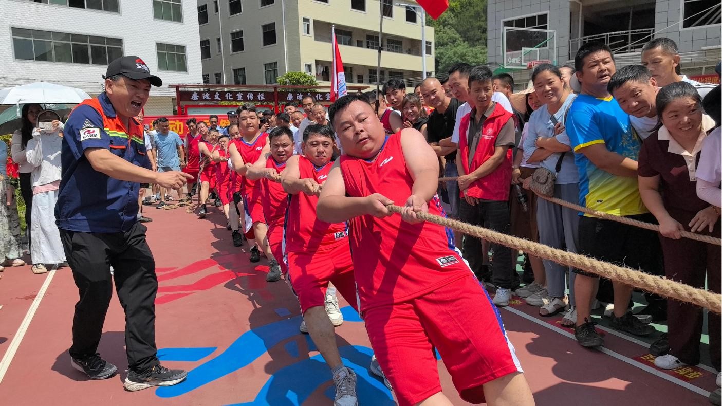 威廉希尔爆破赞助关市镇“威廉希尔杯”第二届全民拔河比赛.jpg